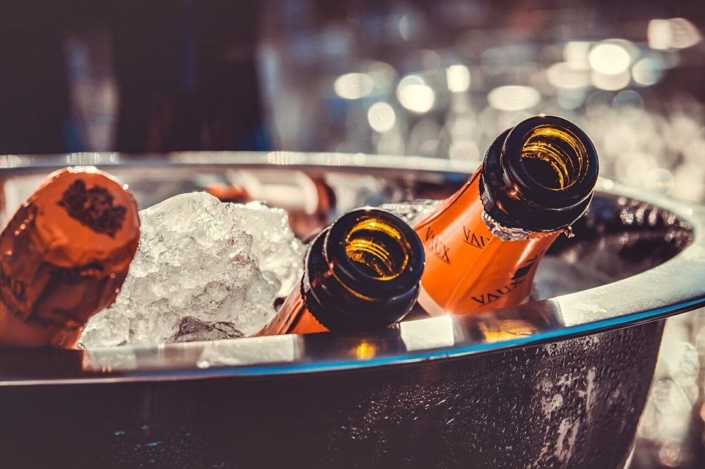 Champagnerflaschen im Kühler